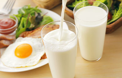 乳業メーカーの設備によって、新鮮で安全な牛乳がいつでもご家庭に提供されます。